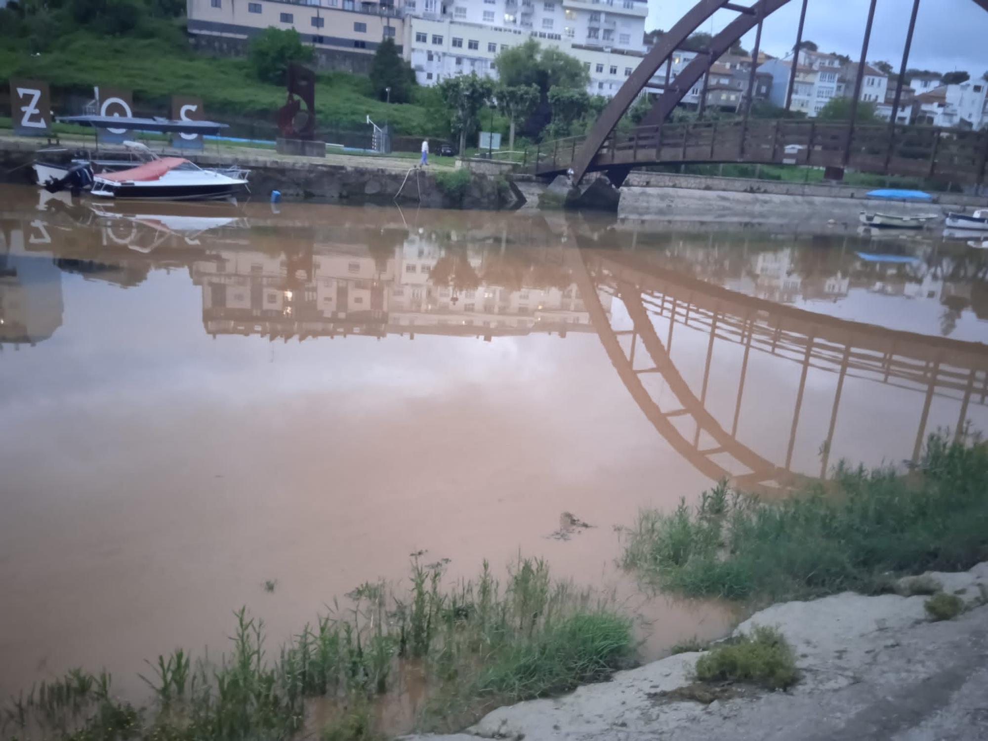 Vertido en Betanzos en la desembocadura del río Pelamios