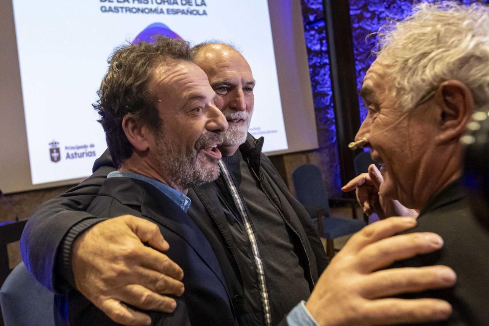José Andrés, en el centro, se abraza a Nacho Manzano en presencia de Adrià, a la derecha.