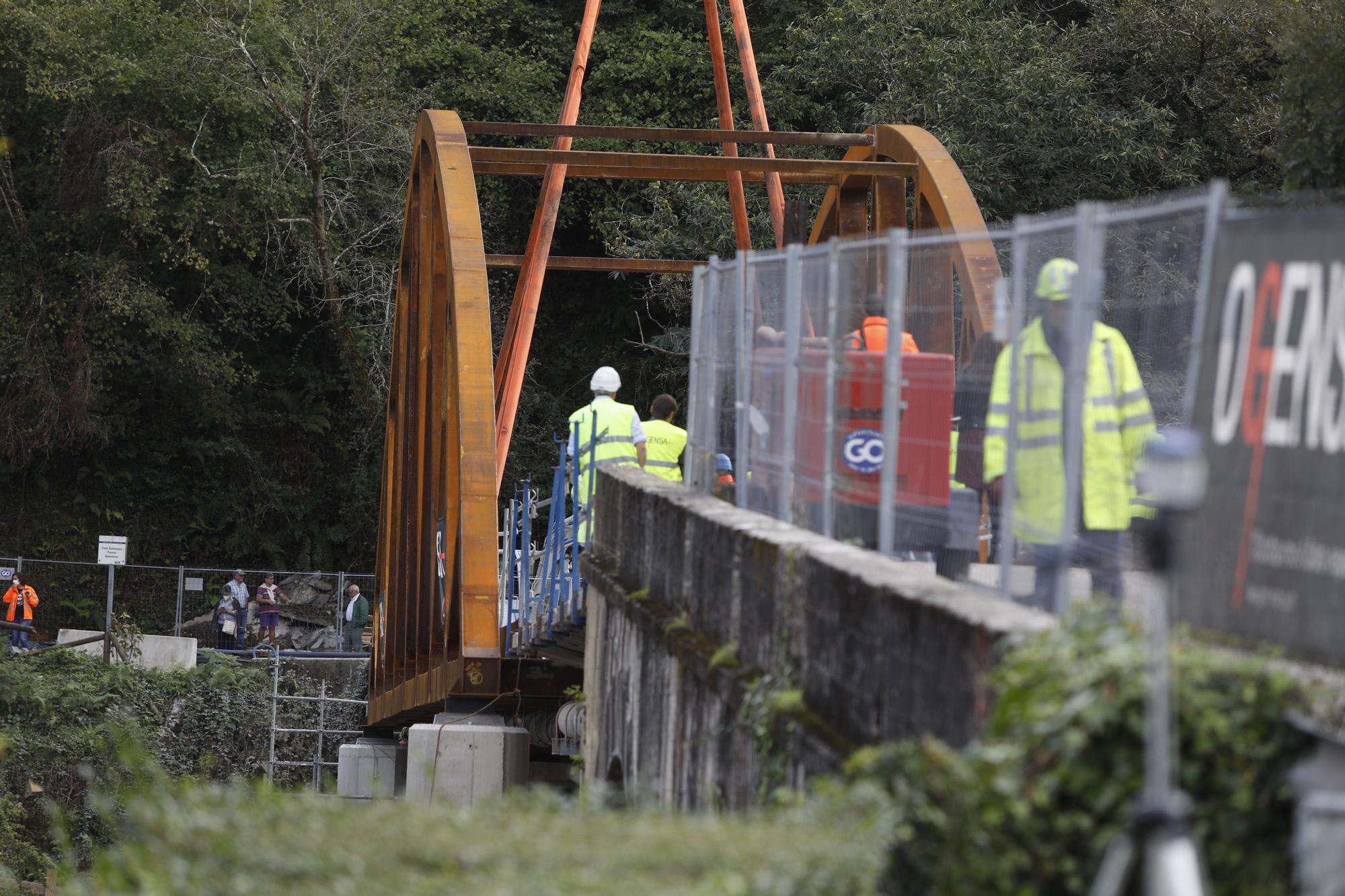 Así fue la instalación del nuevo puente de Quinzanas (Pravia)