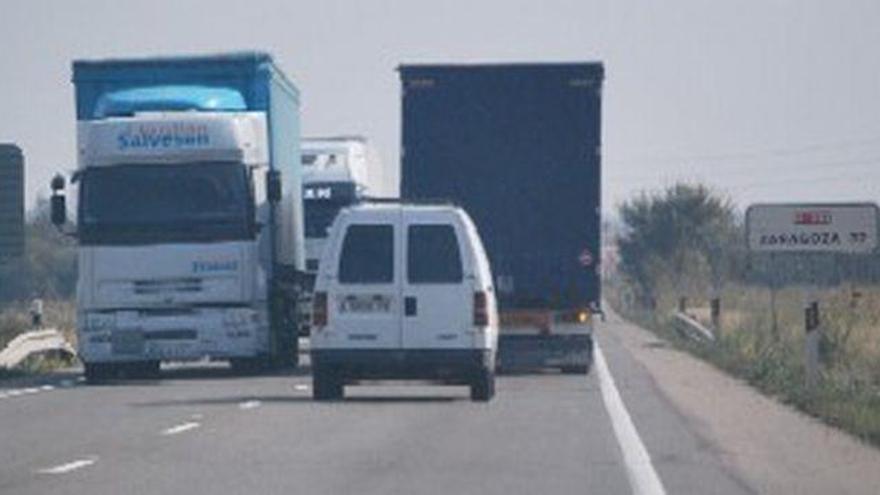 Cortada la A-68 en Monzalbarba hacia Zaragoza por el incendio de un camión