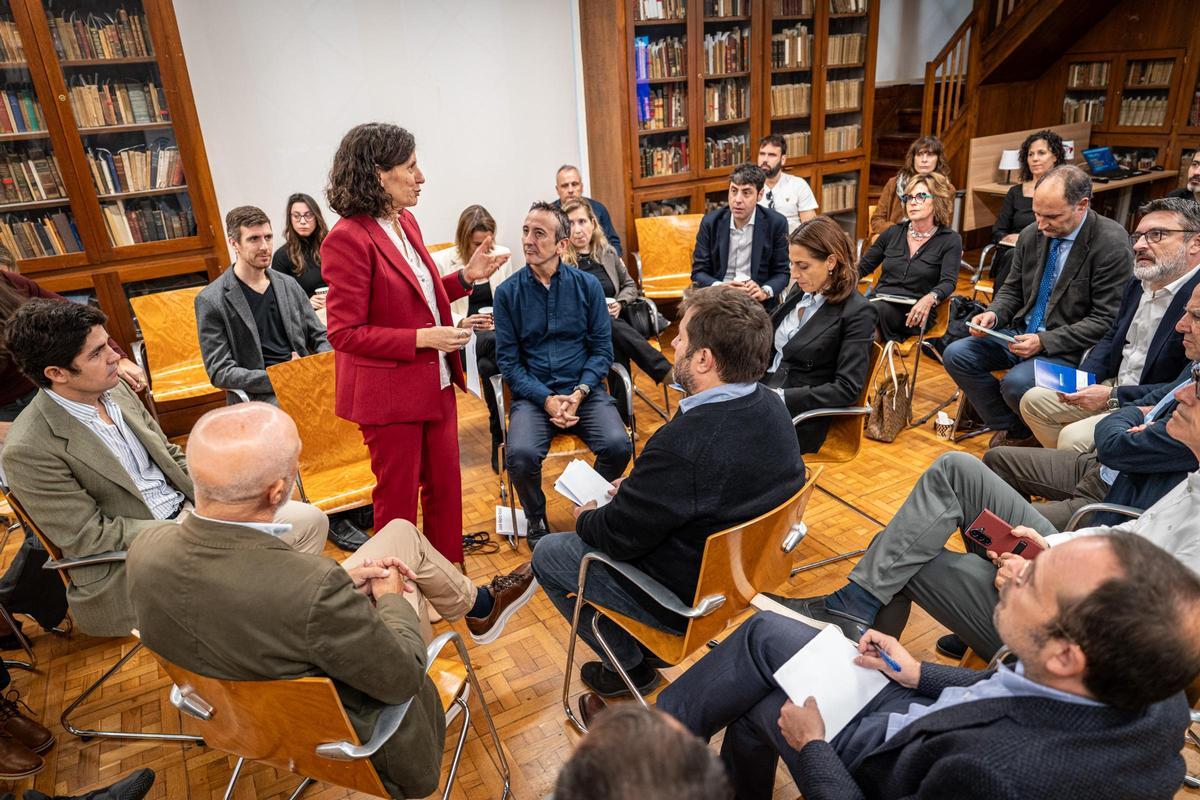 La directora adjunta de EL PERIÓDICO, Gemma Martínez, interviene en el encuentro del European Bridges en Barcelona, con la presidenta de la Comisión Especial sobre la Crisis de la Vivienda en el Parlamento Europeo, Irene Tinagli, y el profesor de Economía en la UPF, José María Raya.