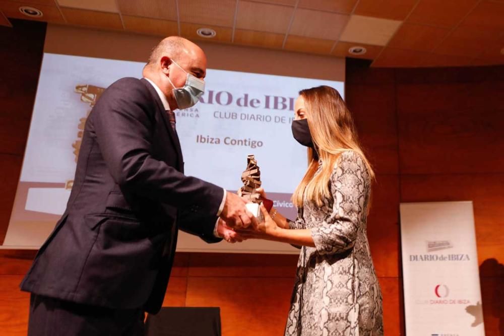 Vicent Marí, presidente del Consell de Eivissa, le entrega el premio a la portavoz de Ibiza Contigo, Sara Barbado.