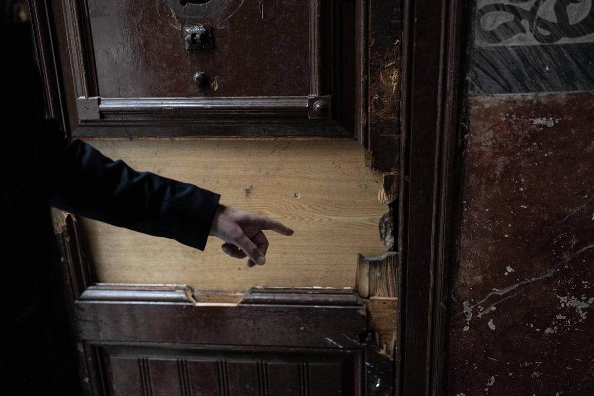 Una puerta forzada en el inmueble del pasaje Alió, en Barcelona, sometido a vigilancia por la policía.