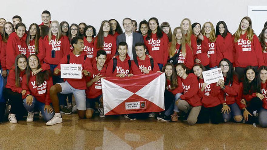 Abel Caballero y la concejala Olga Alonso (derecha) con los alumnos con becas de inglés del Concello que partieron ayer de Peinador. // C.G.