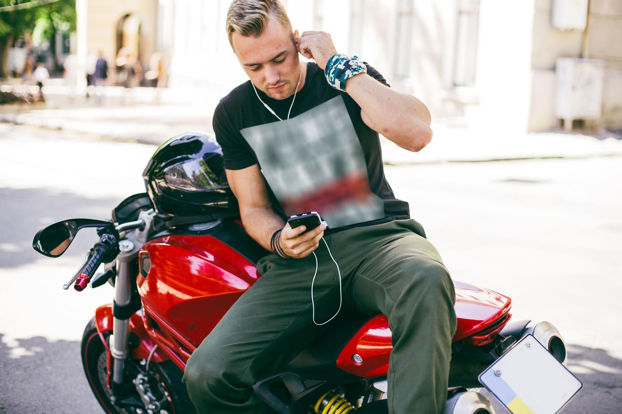 ¿Puedes escuchar música mientras conduces una moto? Estas son las multas que podrían ponerte