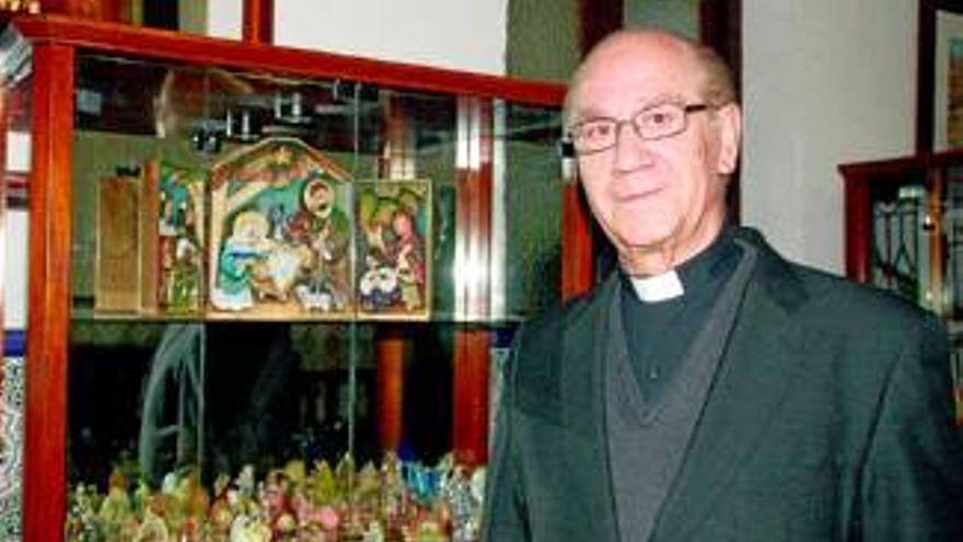 El obispo expone su colección de belenes del mundo en el Obispado