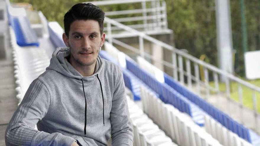 Luis Alberto, ayer en la grada de la ciudad deportiva de Abegondo tras el entrenamiento.