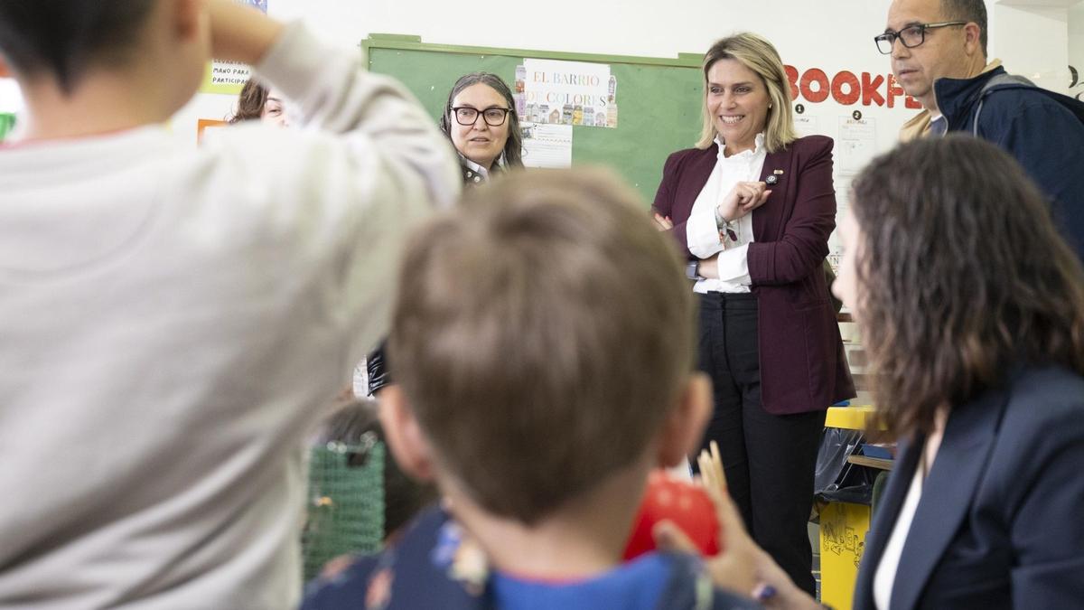 La presidenta provincial y la diputada, en el colegio de Ludiente.