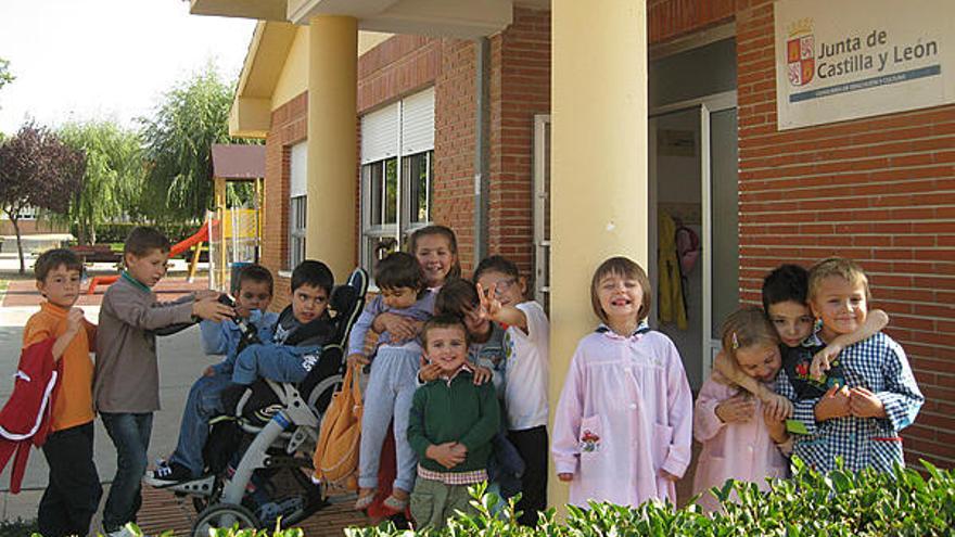 Los alumnos de Barcial del Barco, en la mañana de ayer, junto a la entrada del colegio.