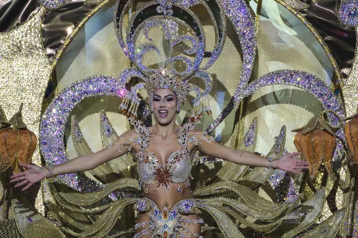 Evelyn Moreno Quintana, por Pescados Oliver Miranda Artiles y Atrium Veterinarios, lleva un diseño de Juan Miranda Artiles: «Esencia»