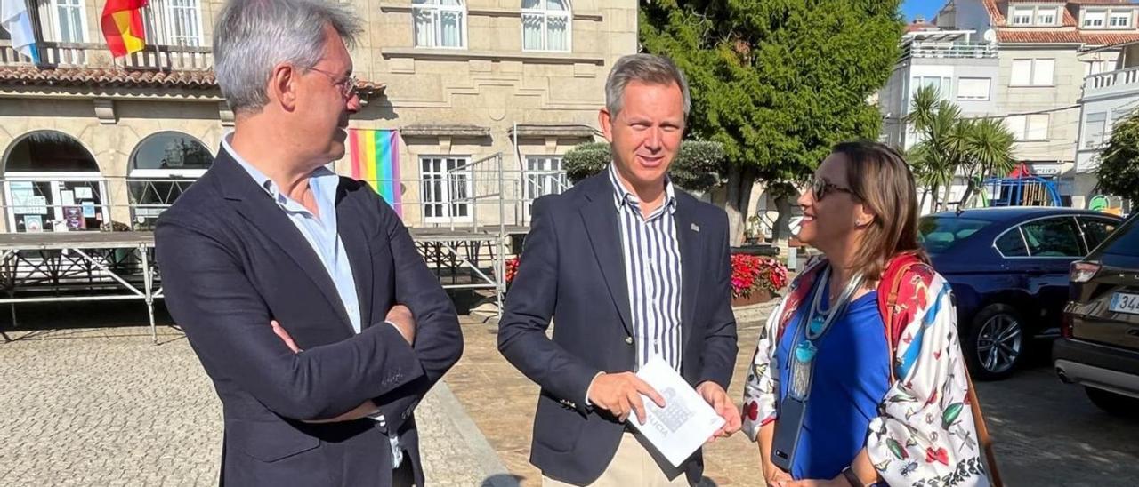 Cacabelos con José Miñones y Maika Larriba en O Grove, ayer por la mañana. | // FDV