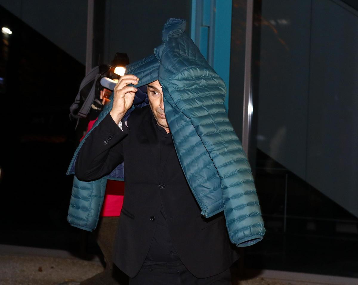 El productor de cine, Javier Pérez Santanta, a la salida del Juzgado de Guardia tras quedar en libertad por la agresión sexual de la que fue víctima la artista Jedet durante la celebración de los Premios Feroz, la madrugada del 29 de enero de 2023.
