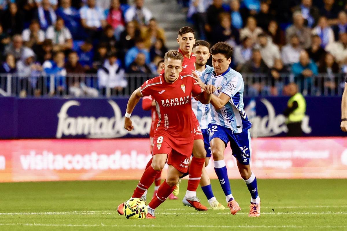 Isma Ruiz, durante un lance del Málaga-Córdoba CF en La Rosaleda.