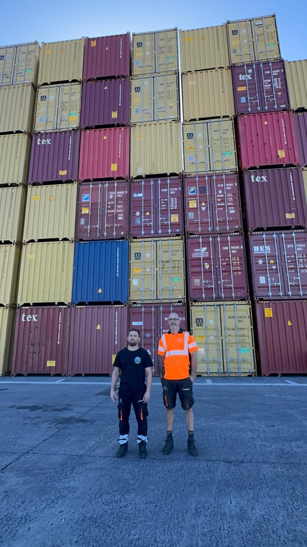 Dorian Marrero y Jesús Rodríguez en la terminal de contenedores de Opcsa