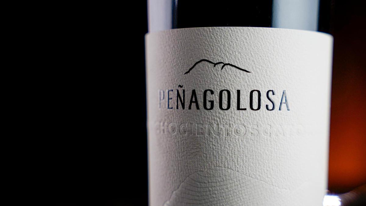 Etiqueta del vino, con la silueta del Peñagolosa.