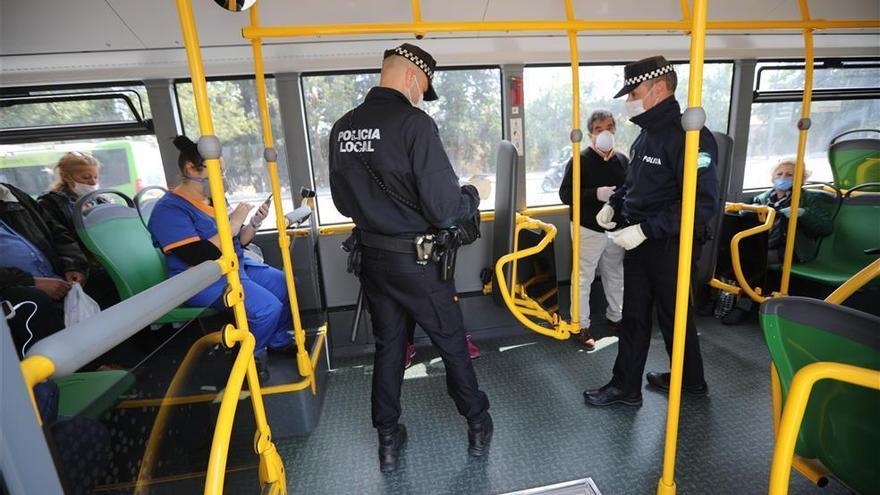 Coronavirus en Córdoba: denunciados 5 pasajeros de un autobús por saltarse el confinamiento