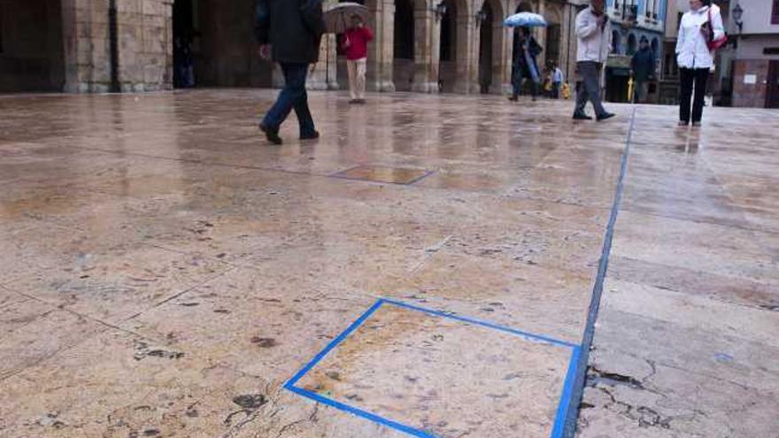 Una de las baldosas con fósiles señalizadas en la plaza del Ayuntamiento.