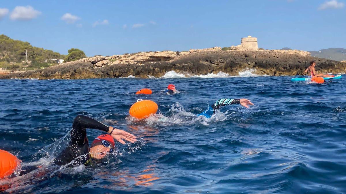 El paratriatleta Javier Vergara cumple con éxito su reto de 5km de natación por una causa benéfica