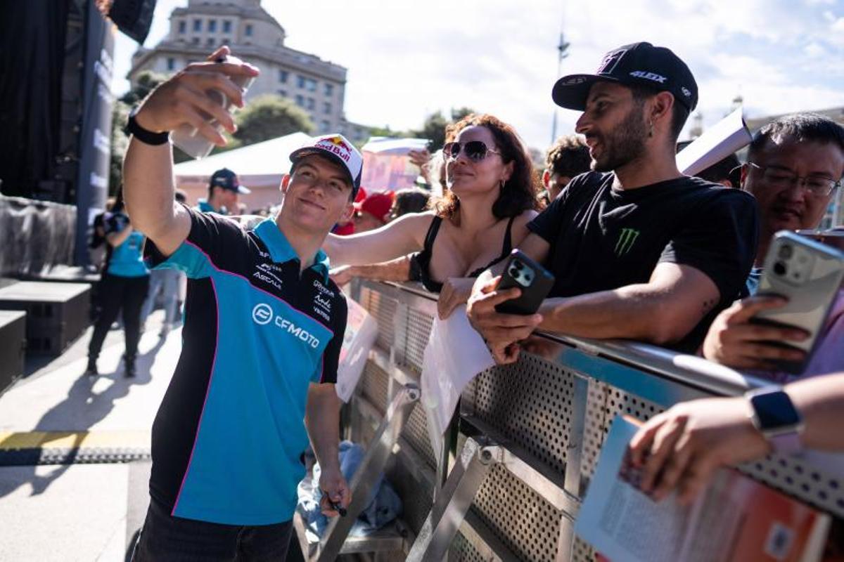 Los pilotos Dani Holgado, Pedro Acosta, Joan Mir, Àlex Rins, Jorge Martín y Àlex Márquez participan en la Fan Fest 2026 de MotoGP en la Plaça de Catalunya