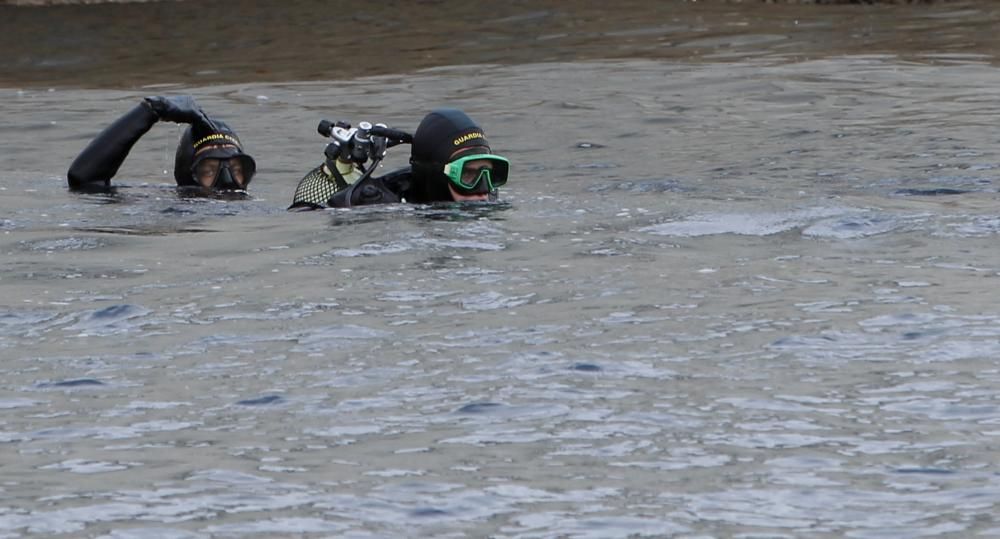 Agentes del Grupo Especial de Actividades Subacuáticas durante una inmersión.