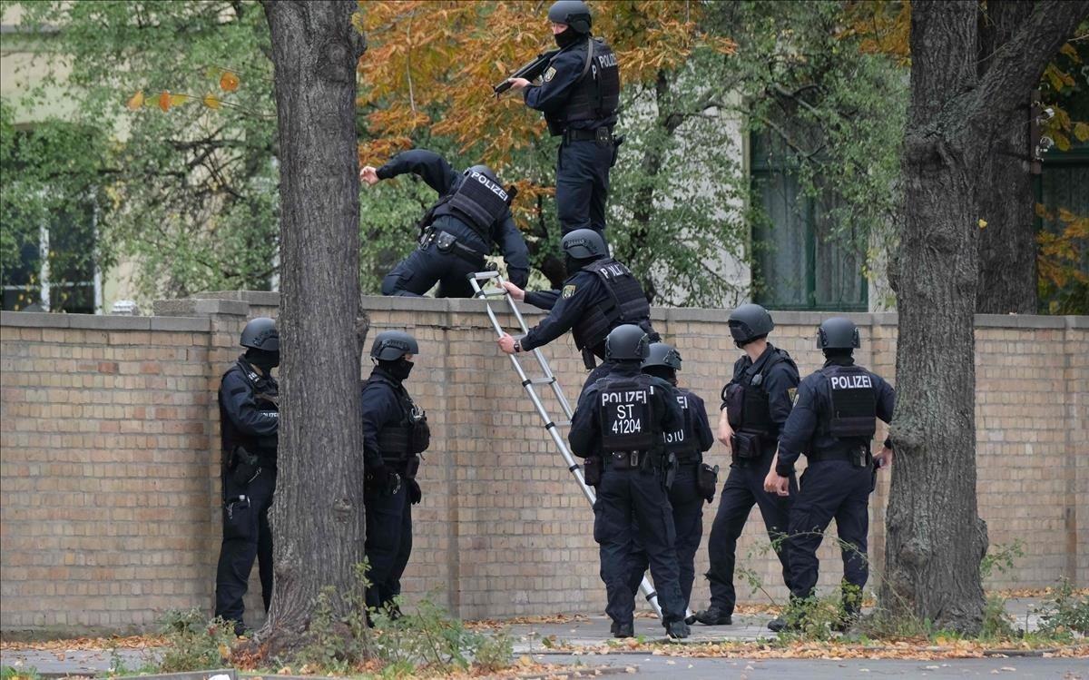 zentauroepp50316988 policemen climb over a wall close to the site of a shooting 191009142825
