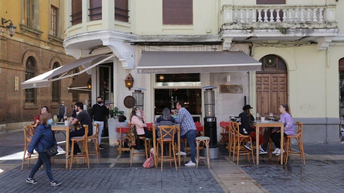 Personas toman algo en una terraza en Murcia