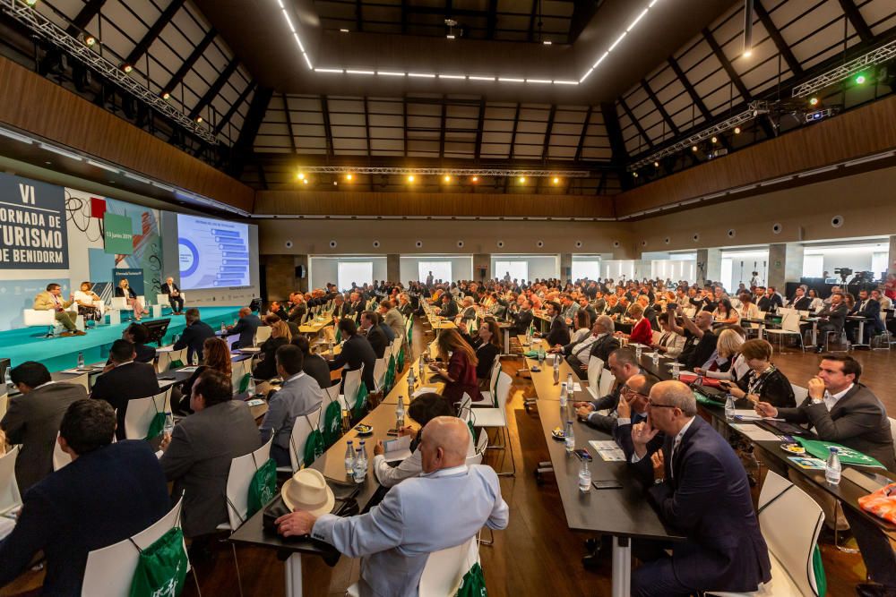 Más de 400 empresarios y directivos se dan cita en Benidorm para debatir sobre la marcha del sector en la sexta jornada sectorial organizada por las principales organizaciones de la Comunidad.