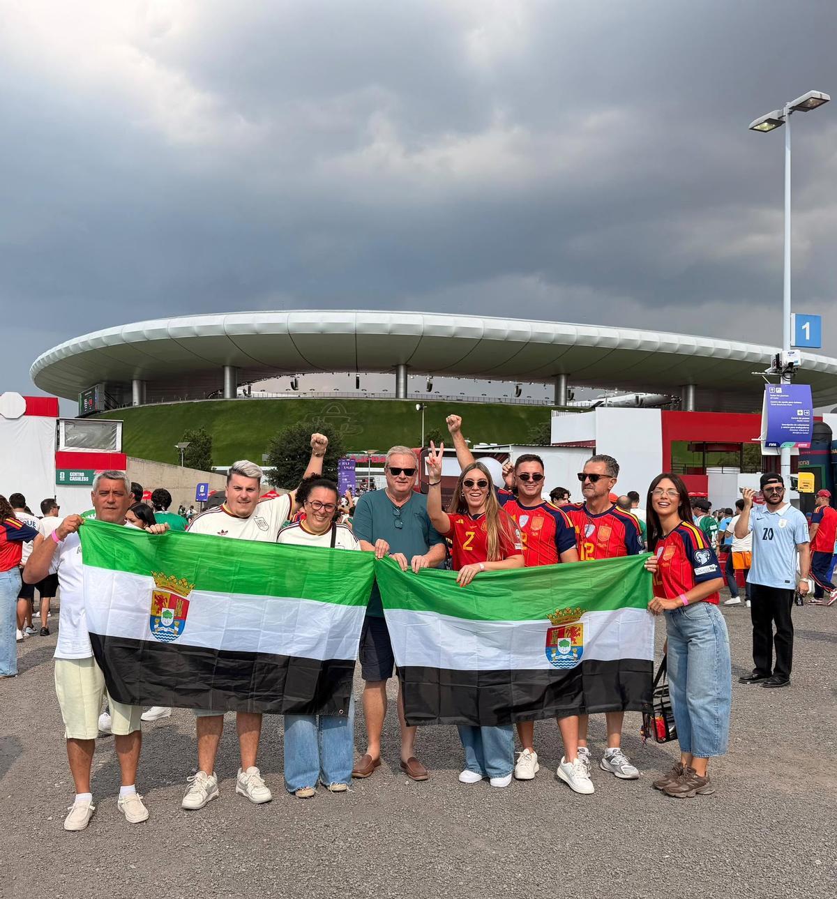 Familiares y amigos acompañan a Pedro Porro con la Selección Española.