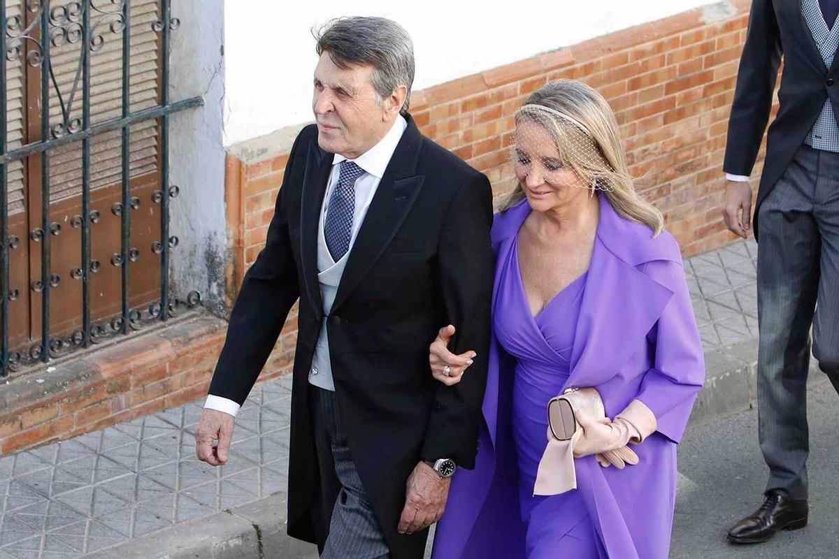 Invitados a su llegada a la boda de Eva González y Cayetano Rivera