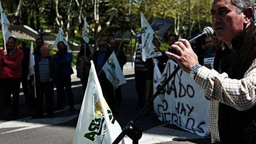 El secretario regional de UPA, Aurelio González, interviene en una protesta contra los daños del lobo.