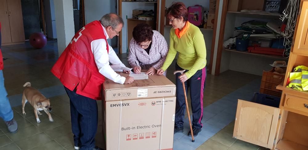 Entrega de electrodomésticos por parte de Cruz Roj