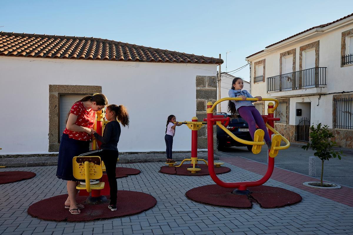 Unas niñas juega en un parque. 