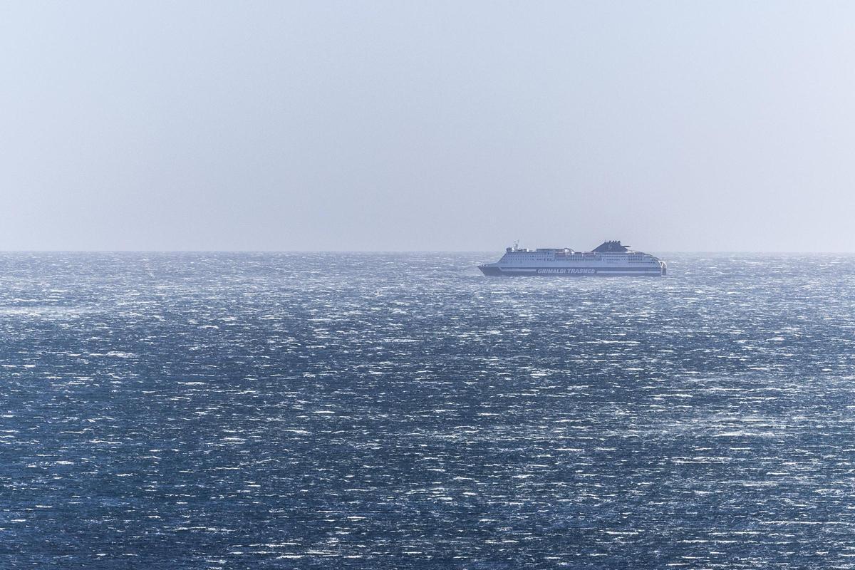 Barco de Trasmed frente a Santa Eulària.