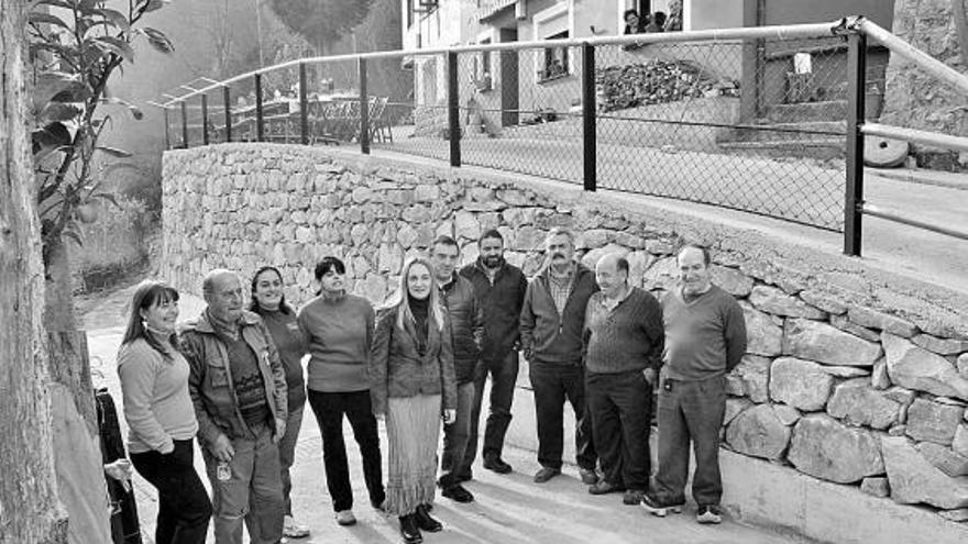 La alcaldesa de Piloña, Carmen Barrera, junto a varios concejales y vecinos de Ovana.