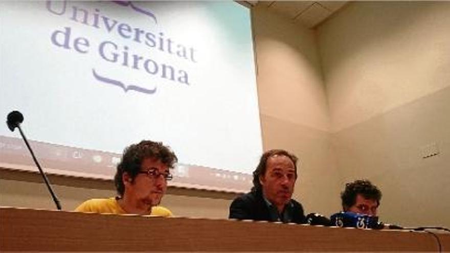 Sergi Bonet, entre Pau Turró i Ferran Coll, a la sala d&#039;actes de la Facultat d&#039;Educació.