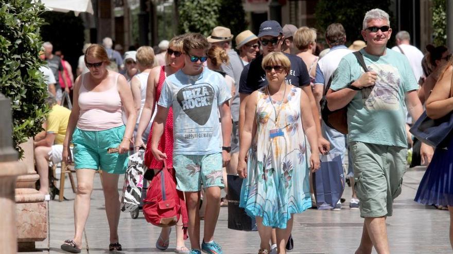 Un &#039;tsunami&#039; de viajeros prestados vaticina el mejor verano para el turismo