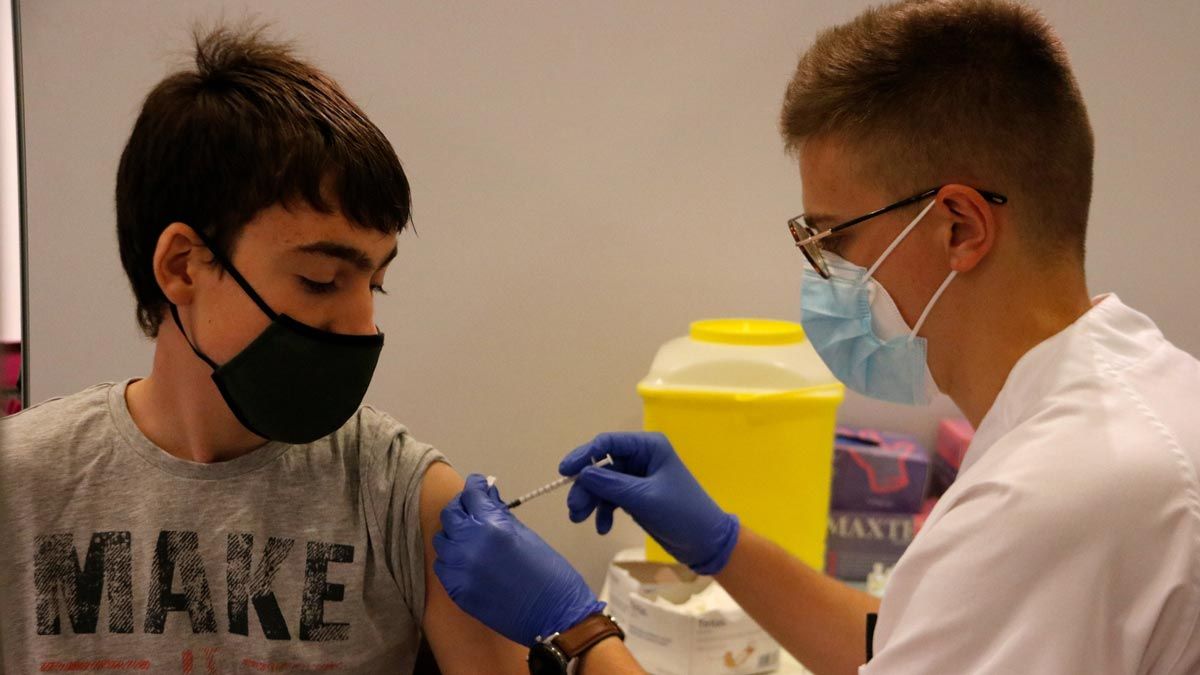 Un joven de entre 12 y 15 años recibe la vacuna del covid en Manresa