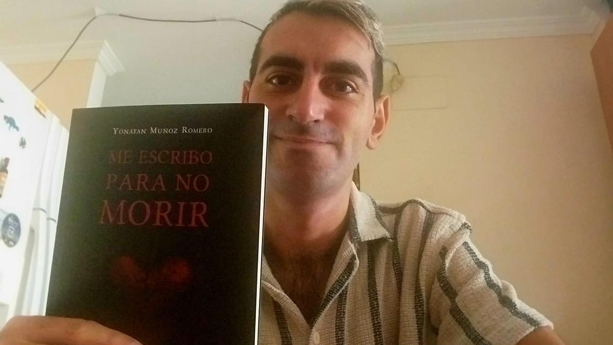 Yónatan Muñoz con su obra