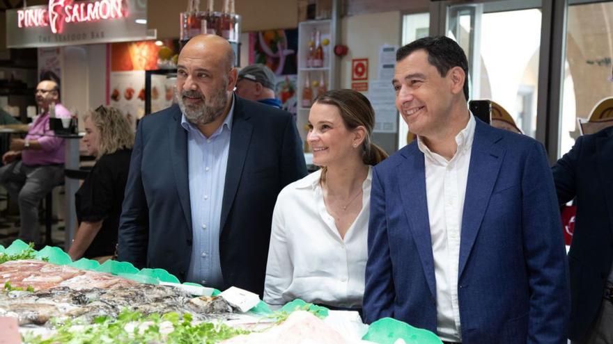 Kampagne am Marktstand: PP-Spitzenkandidatin Marga Prohens mit Palma-Kandidat Jaime Martínez (li.) und PP-Andalusien-Premier Juan Manuel Moreno. | FOTO: PERE JOAN OLIVER