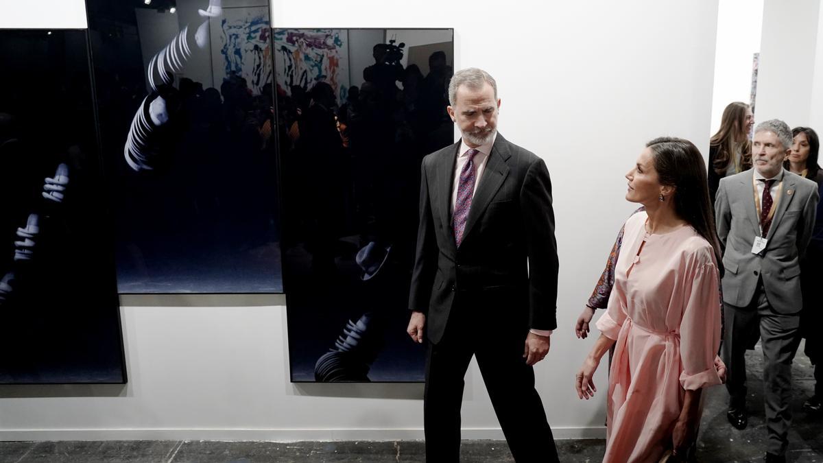 Los Reyes en Arco. Pasan junto a una obra de Jurguen Klauke.