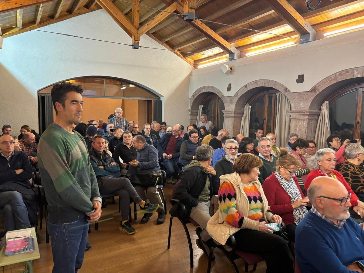 Martín Ramos, de pie, al inicio de su conferencia en la sala polivalente de la Casa de Cultura de Grado, la pasada tarde
