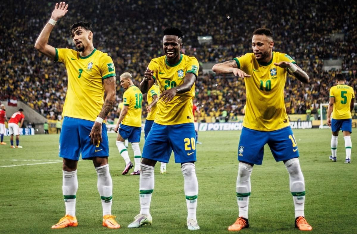 Paquetá, Vinicius y Neymar bailan celebran un gol de Brasil.