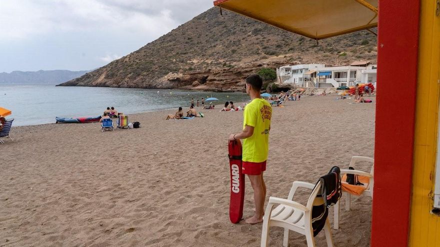 Un total de 14 playas de la Región abren este jueves con banderas amarillas