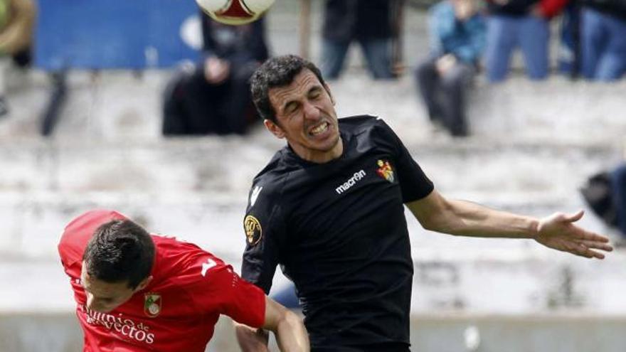 El central del Ourense Capi gana una pugna aérea con un jugador del Alcalá, ayer, en El Val. // Área 11