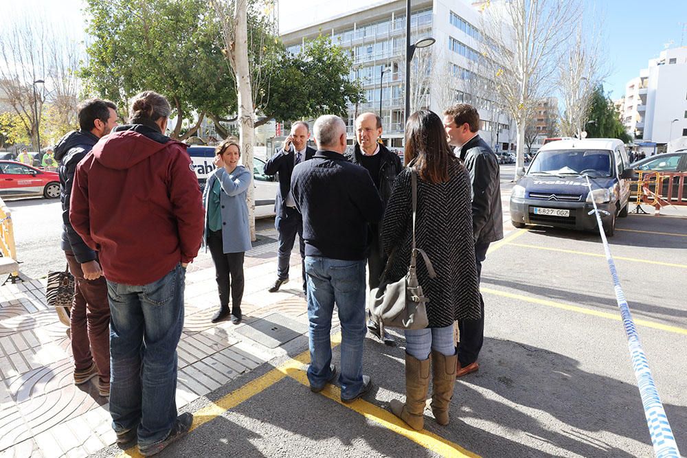 Una comitiva del Ministerio de Justicia junto al juez decano de Ibiza, Juan Carlos Torres, Marta Díaz y Ramón Roca han visitado las instalaciones de la máxima institución insular.