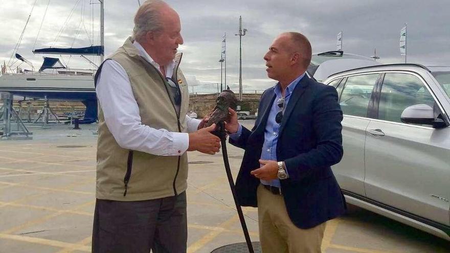 Juan Carlos I recibe de manos de Javier Tourís el busto de Valle-Inclán ayer en Sanxenxo. // FdV