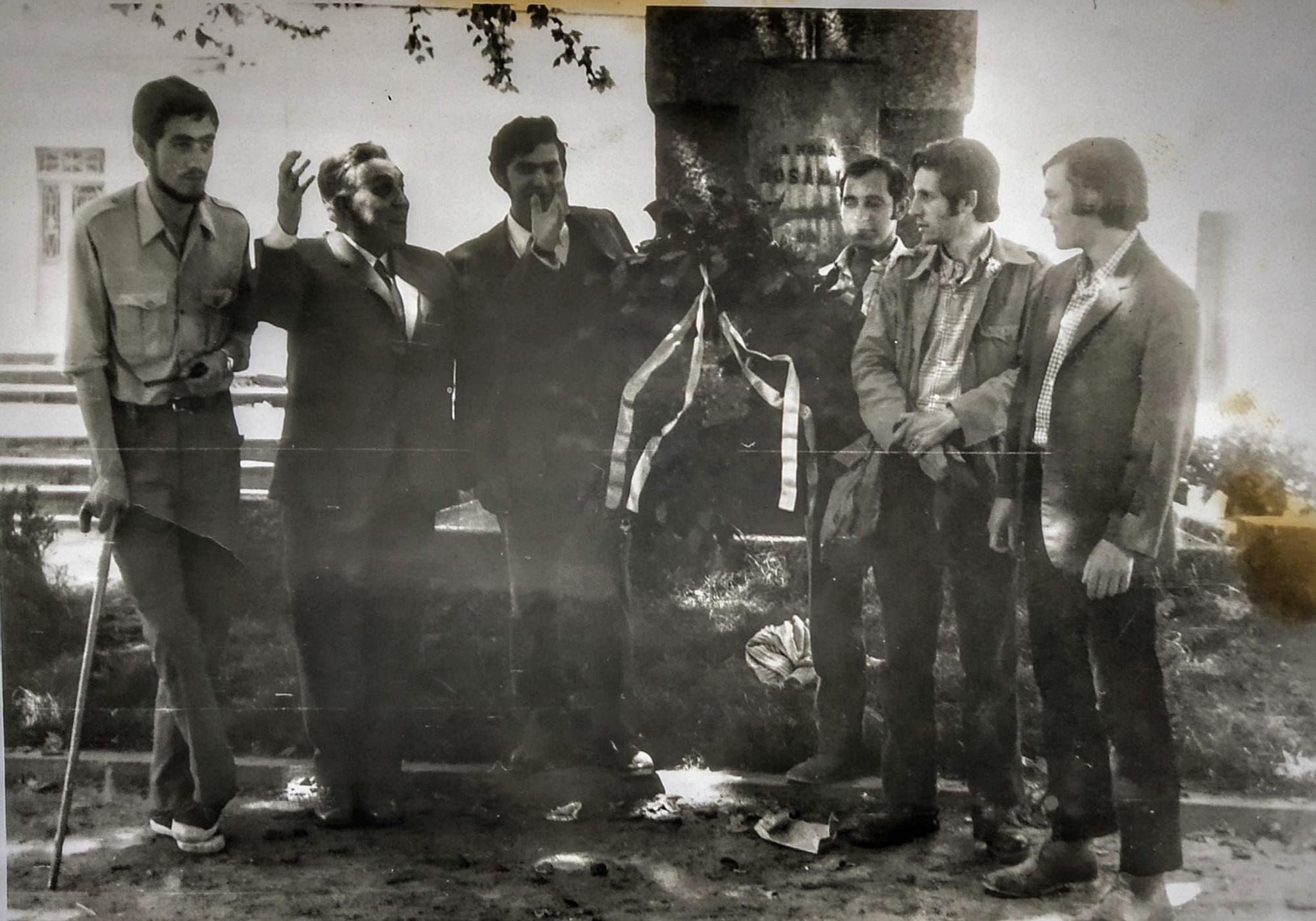 Darío e Reboiras ante a estatua de Rosalía de Castro.