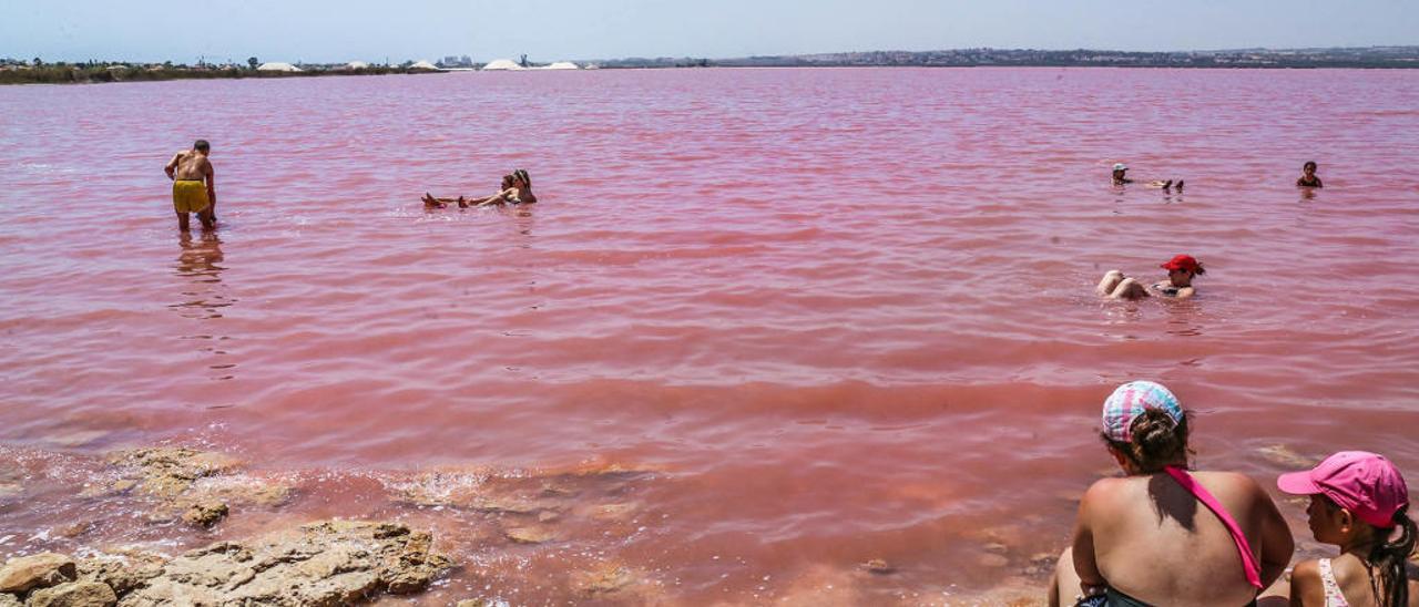 La empresa que explota las Salinas contrata seguridad privada para impedir el baño en la laguna rosa