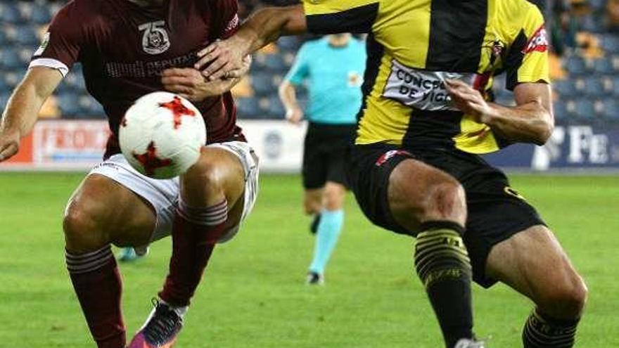 Carnero lucha con un jugador del Pontevedra por el balón. // R. Vázquez