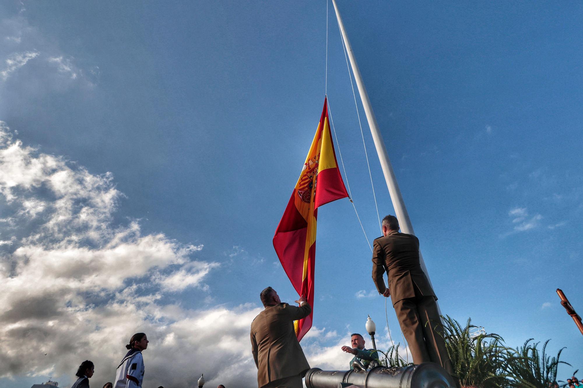 Arriado de la bandera nacional y exposición de material del Ejército